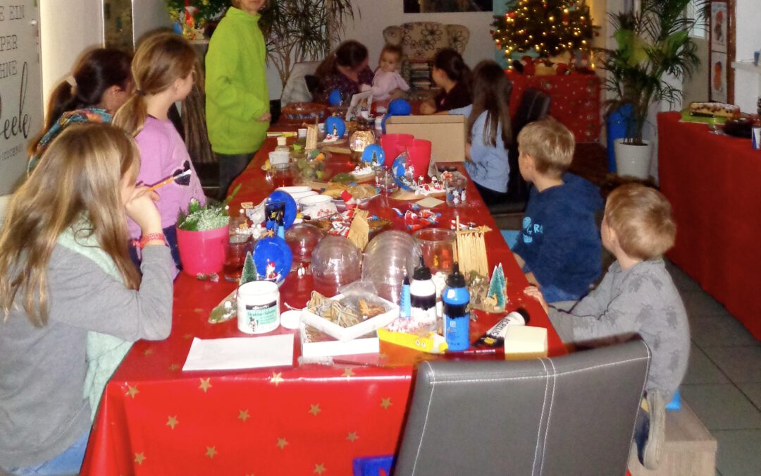 Kinderbasteln zu Weihnachten mit Marianne Seitz von der Bastelstube Marianne